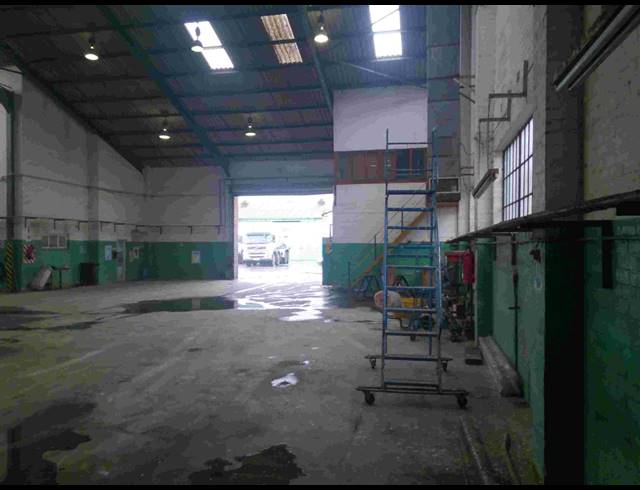 1,400M² FACTORY TO LET IN PAARDEN EILAND
